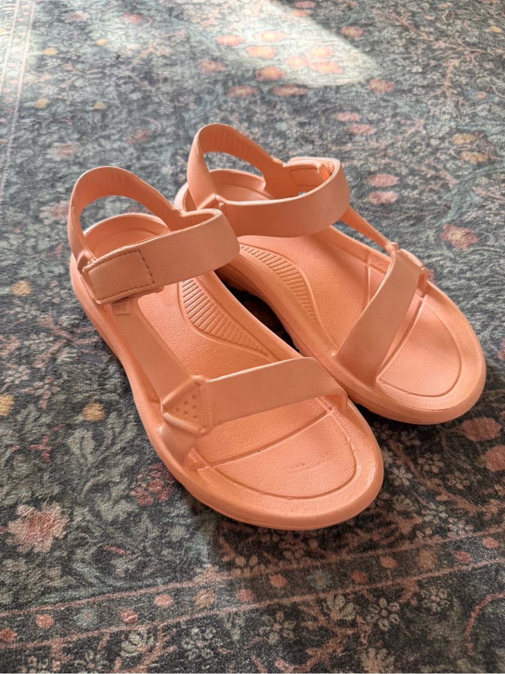 Teva Hurricane peach pink sandals size 7